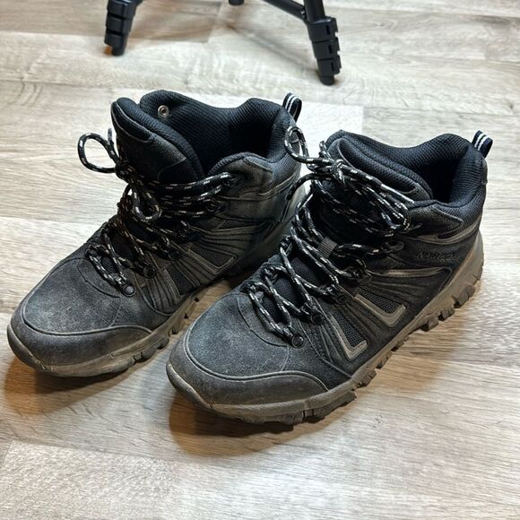 Kids size 7. Nautica boots. A little dusty. Lots of life left! - Picture 1 of 8